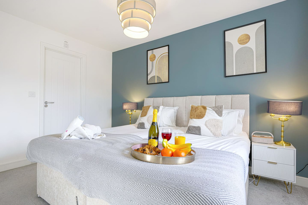 Beautiful House • Sleeps 10 • Pool Table • Free Parking in 13 Brosse Crescent - Property image 4 - VivreStays