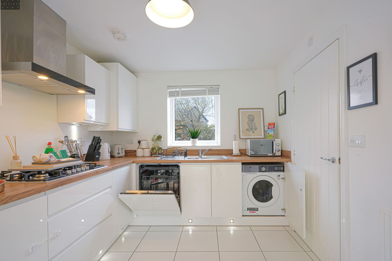 Beautiful House • Sleeps 10 • Pool Table • Free Parking in 13 Brosse Crescent - Property image 23 - VivreStays