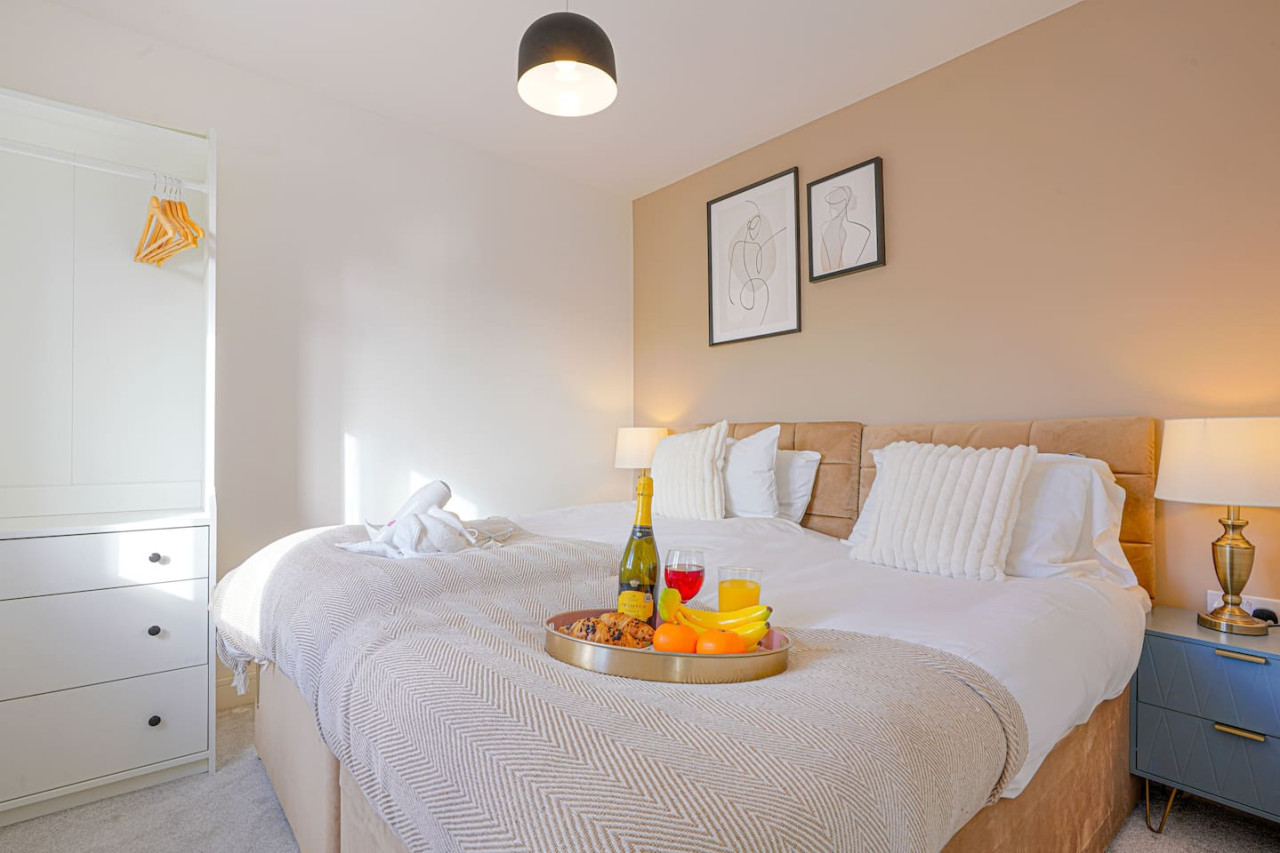 Beautiful House • Sleeps 10 • Pool Table • Free Parking in 13 Brosse Crescent - Property image 14 - VivreStays