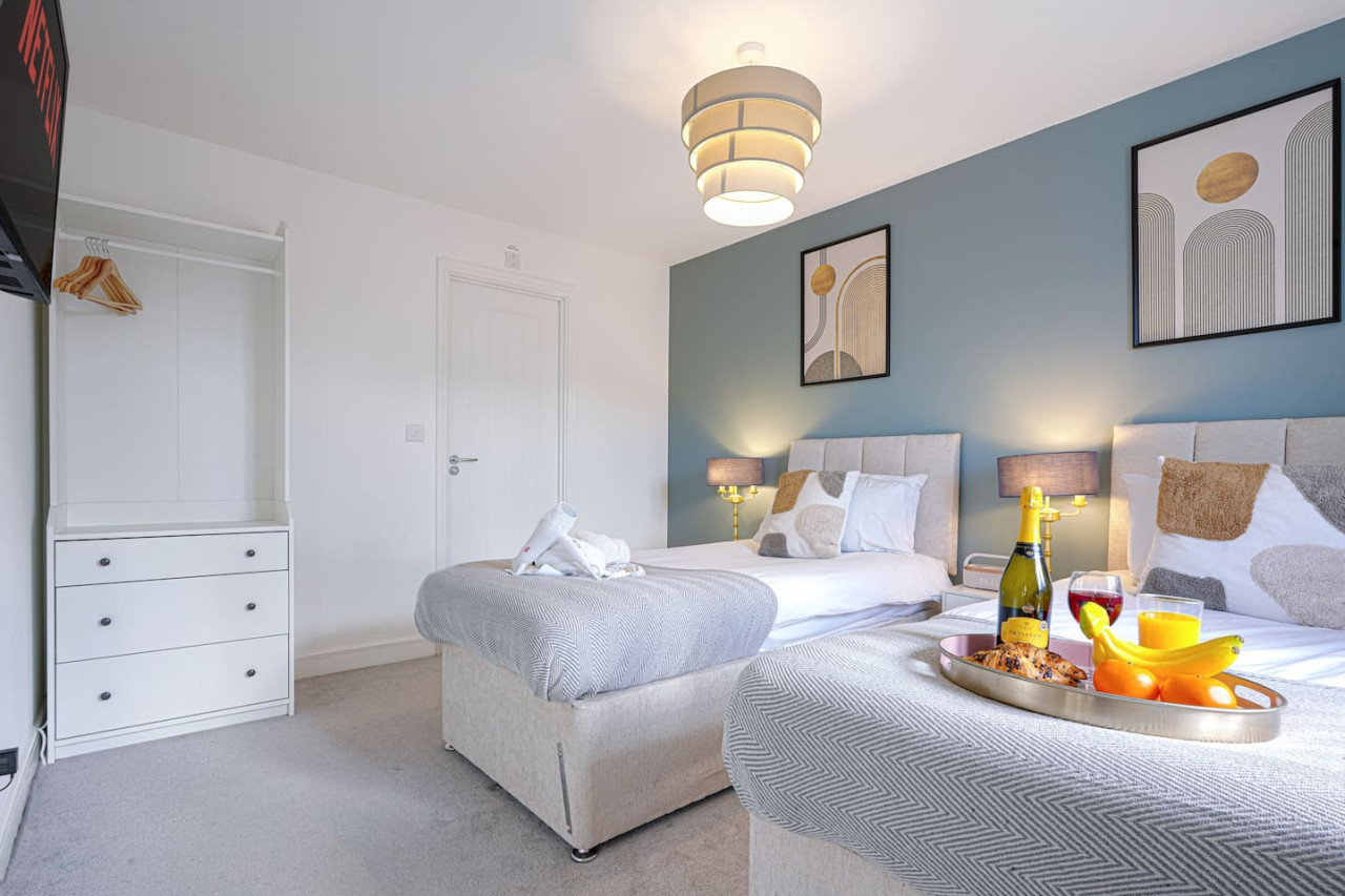 Beautiful House • Sleeps 10 • Pool Table • Free Parking in 13 Brosse Crescent - Property image 2 - VivreStays