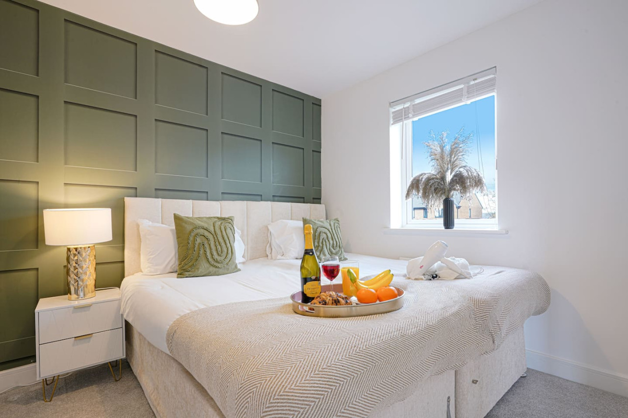 Beautiful House • Sleeps 10 • Pool Table • Free Parking in 13 Brosse Crescent - Property image 7 - VivreStays