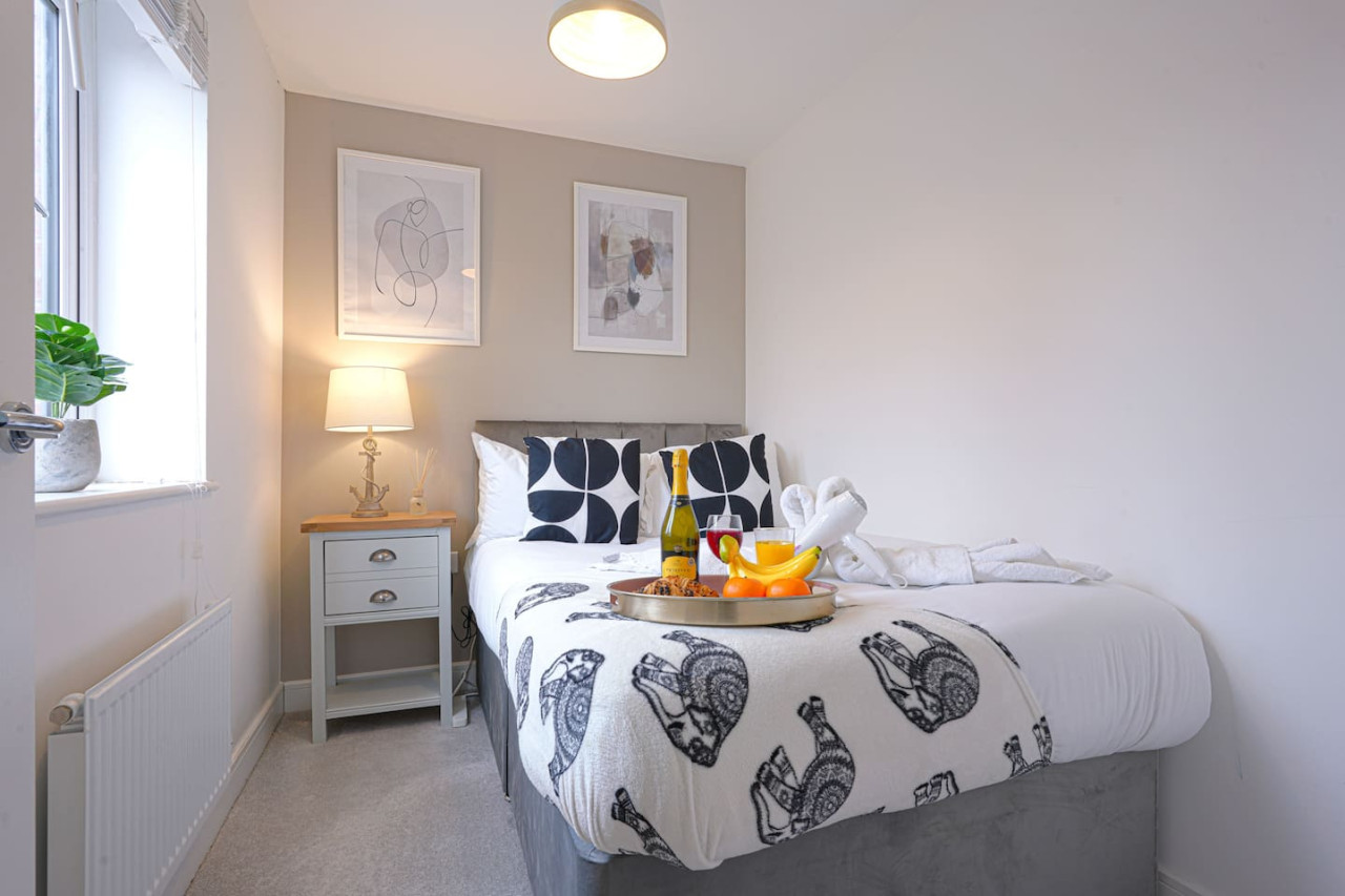 Beautiful House • Sleeps 10 • Pool Table • Free Parking in 13 Brosse Crescent - Property image 15 - VivreStays
