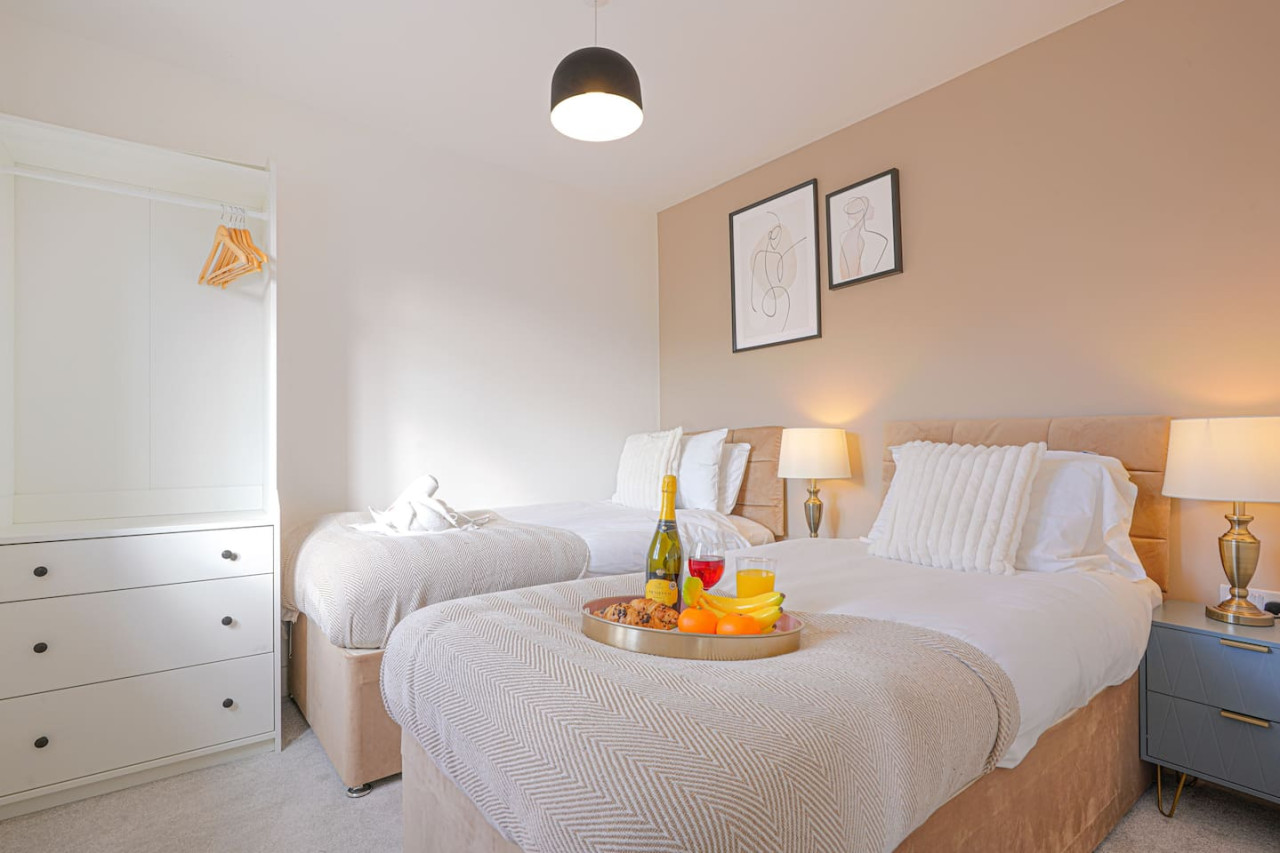 Beautiful House • Sleeps 10 • Pool Table • Free Parking in 13 Brosse Crescent - Property image 13 - VivreStays