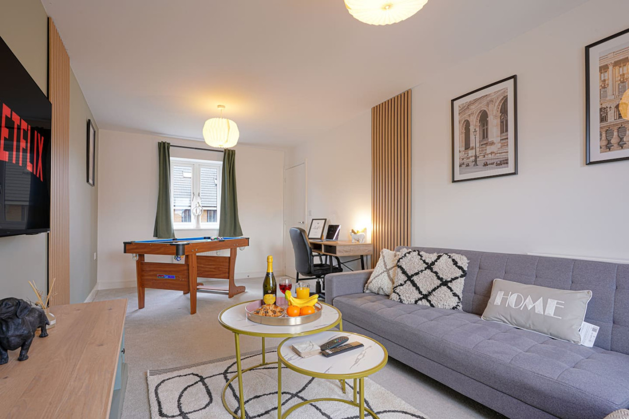 Beautiful House • Sleeps 10 • Pool Table • Free Parking in 13 Brosse Crescent - Property image 19 - VivreStays