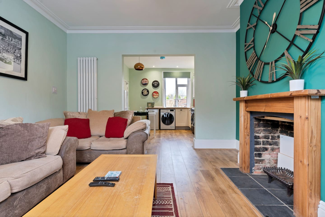 Large 5 Bedroom House - City Centre - Free Parking in 105 Lea Road - Property image 4 - VivreStays