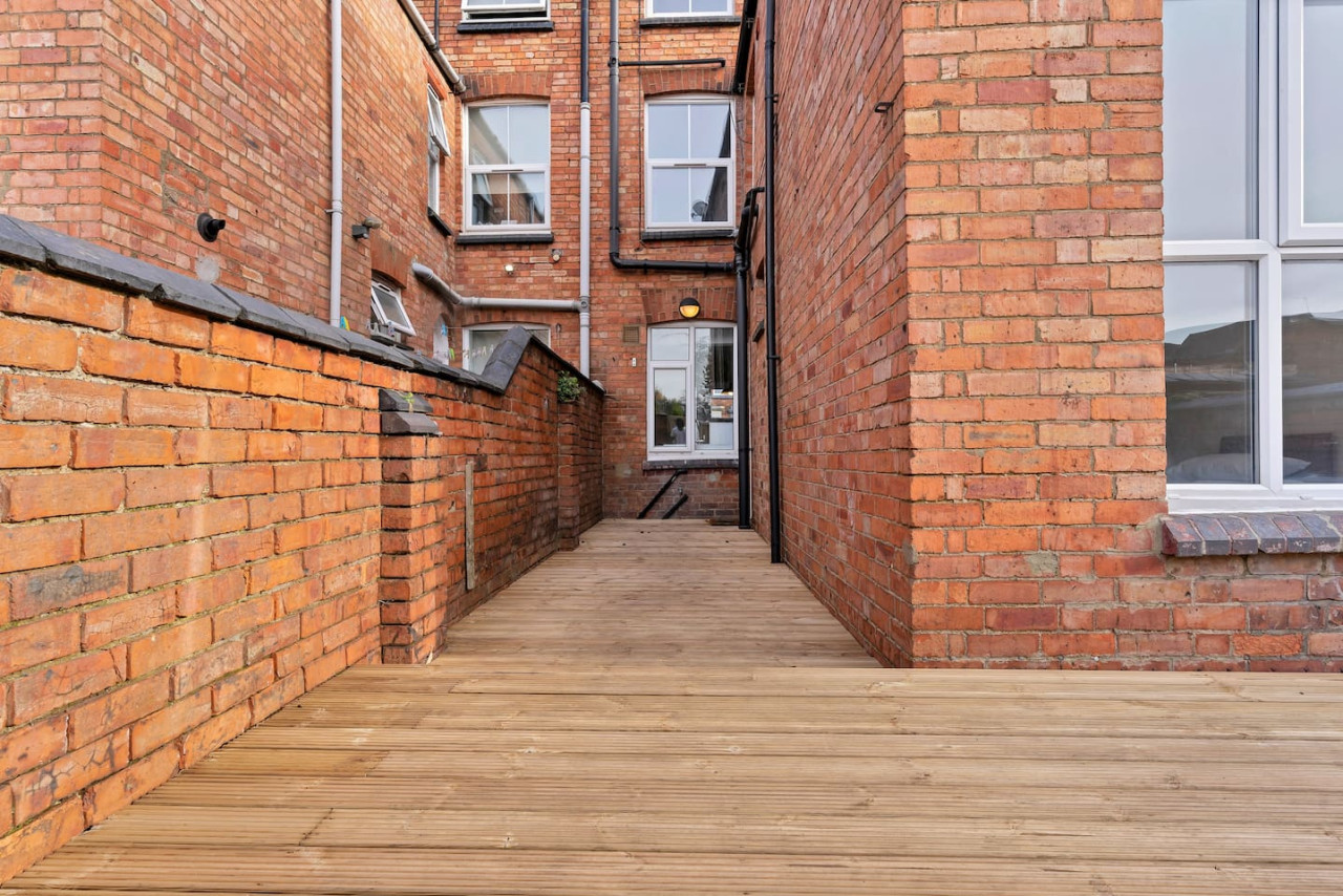 Large 5 Bedroom House - City Centre - Free Parking in 105 Lea Road - Property image 29 - VivreStays