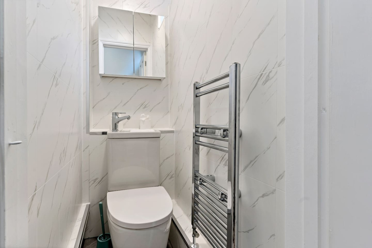 Large 5 Bedroom House - City Centre - Free Parking in 105 Lea Road - Property image 28 - VivreStays