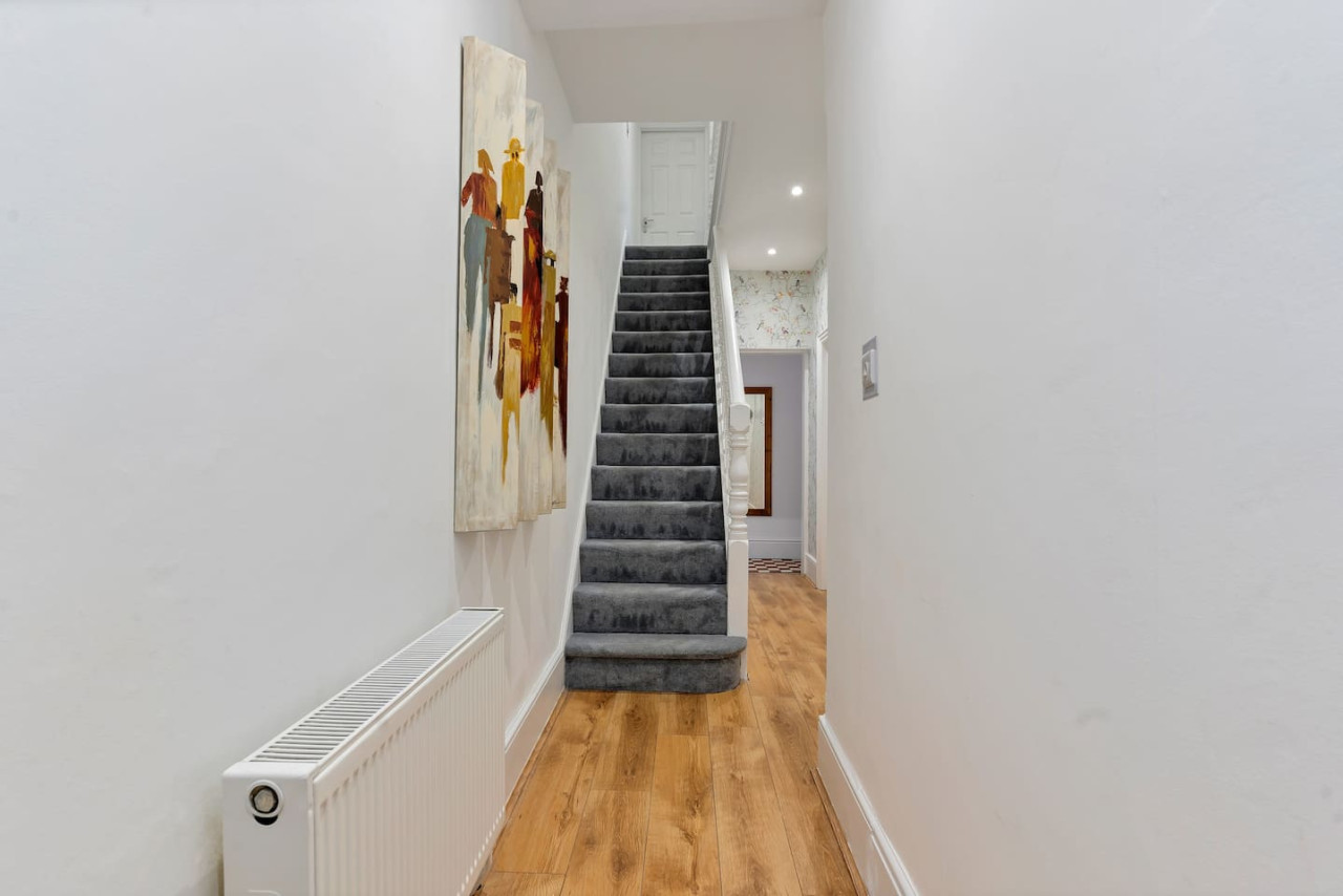 Large 5 Bedroom House - City Centre - Free Parking in 105 Lea Road - Property image 27 - VivreStays