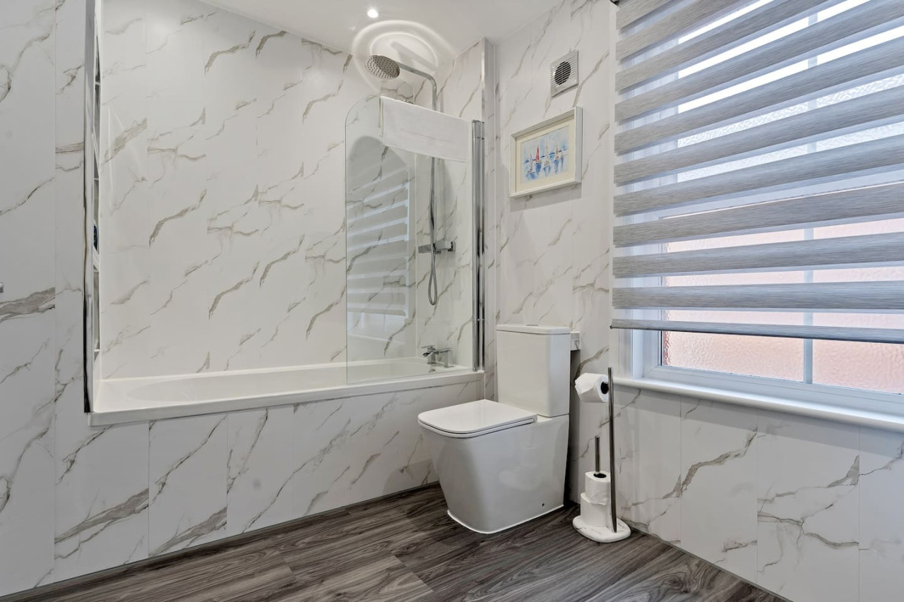 Large 5 Bedroom House - City Centre - Free Parking in 105 Lea Road - Property image 25 - VivreStays