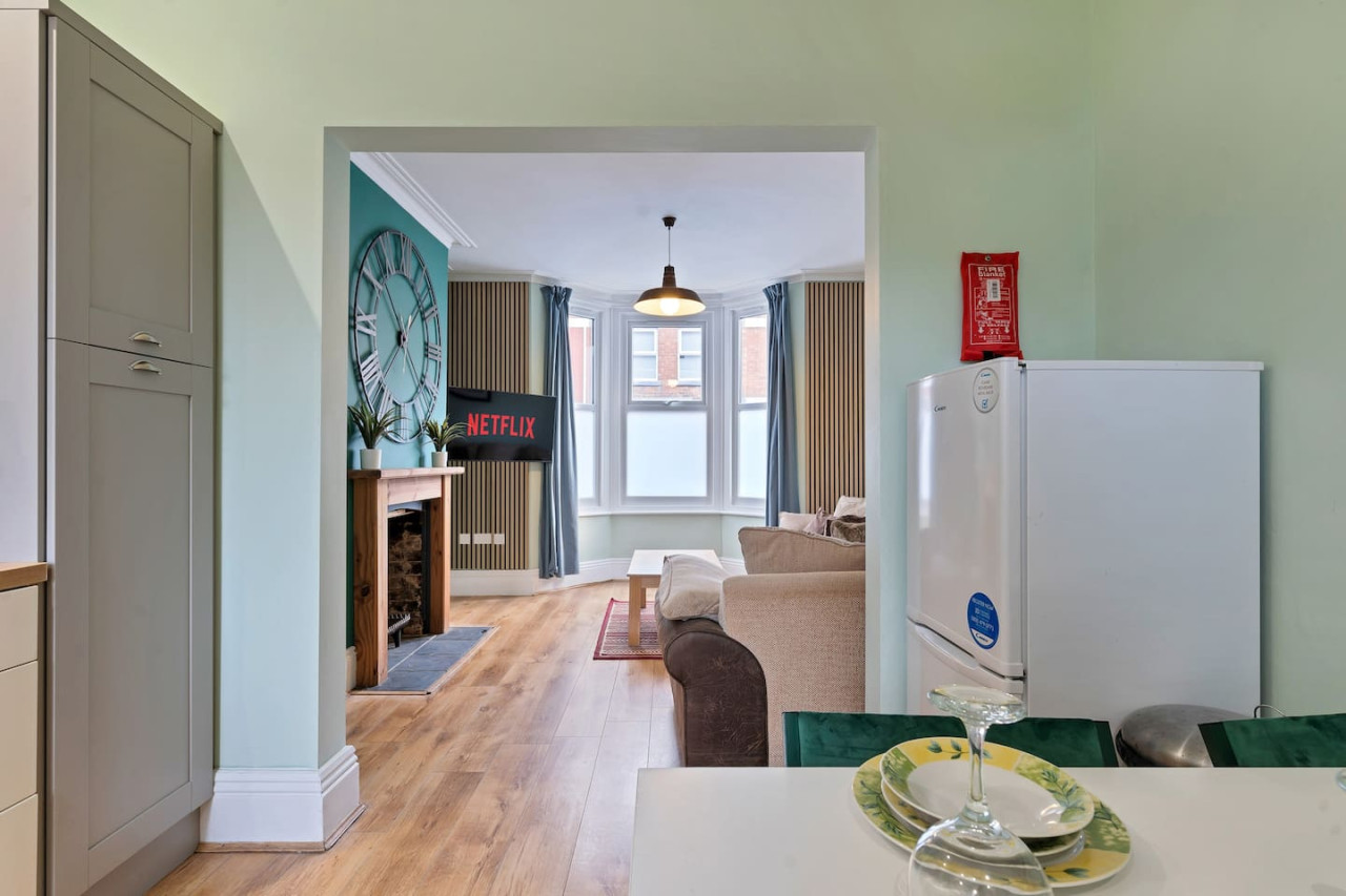 Large 5 Bedroom House - City Centre - Free Parking in 105 Lea Road - Property image 7 - VivreStays