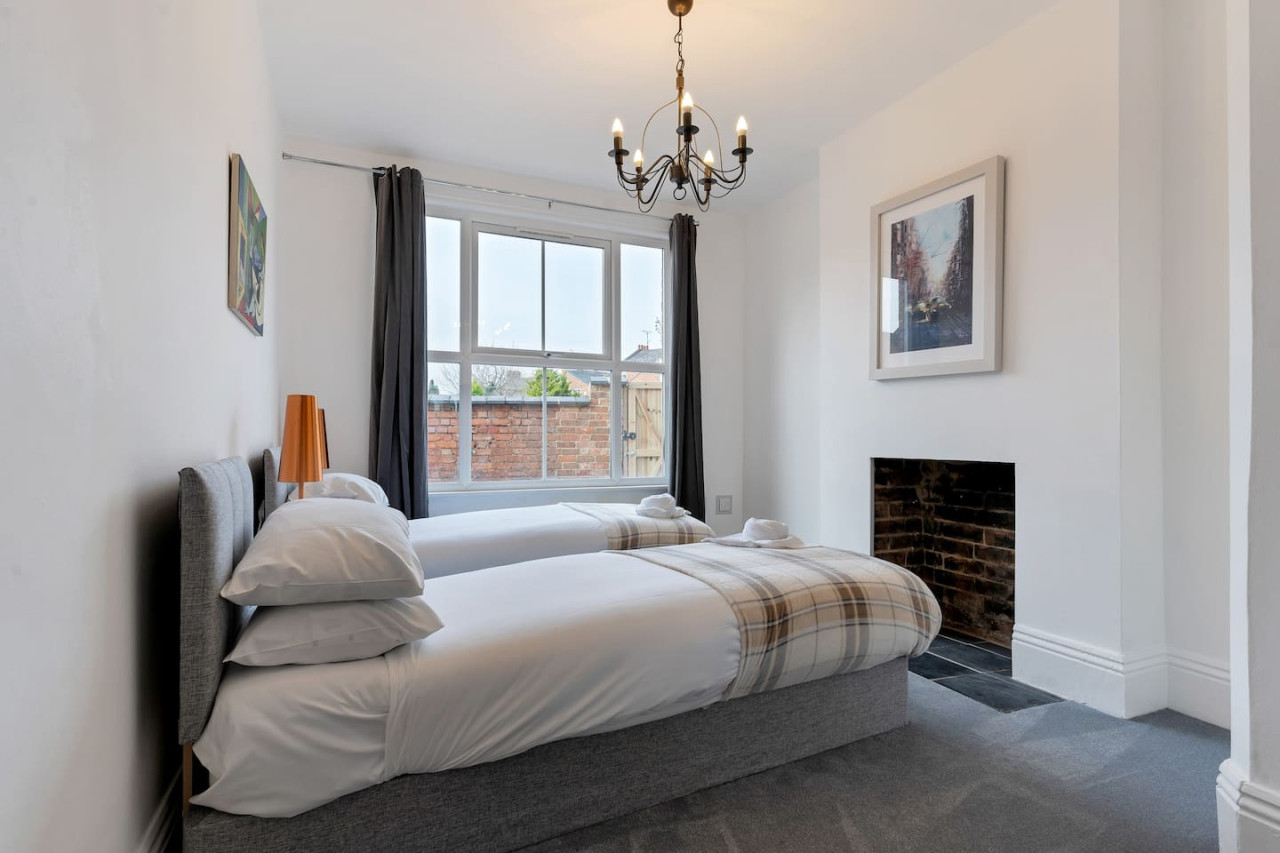Large 5 Bedroom House - City Centre - Free Parking in 105 Lea Road - Property image 22 - VivreStays