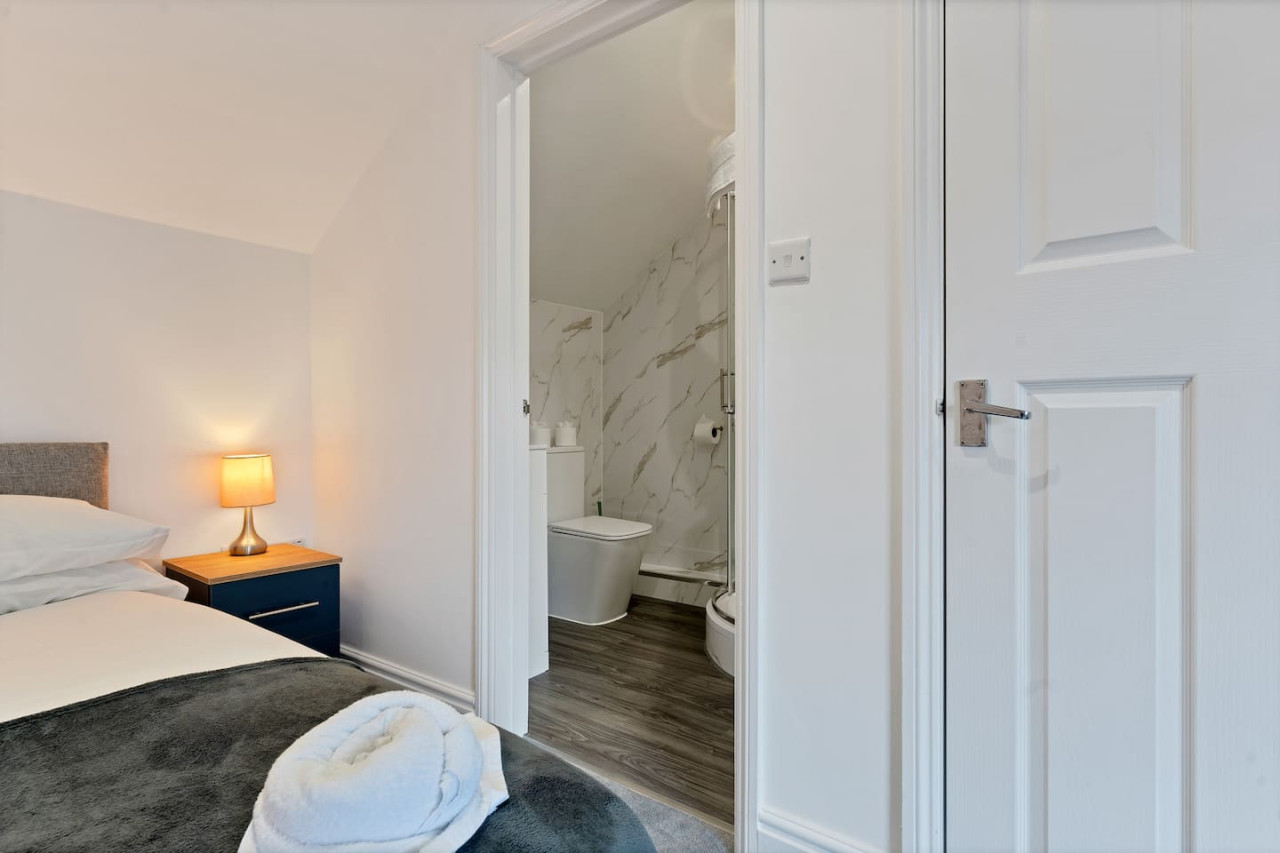 Large 5 Bedroom House - City Centre - Free Parking in 105 Lea Road - Property image 11 - VivreStays