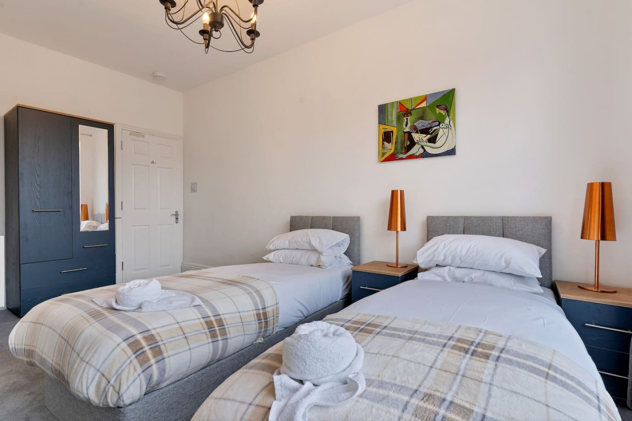 Large 5 Bedroom House - City Centre - Free Parking in 105 Lea Road - Property image 21 - VivreStays