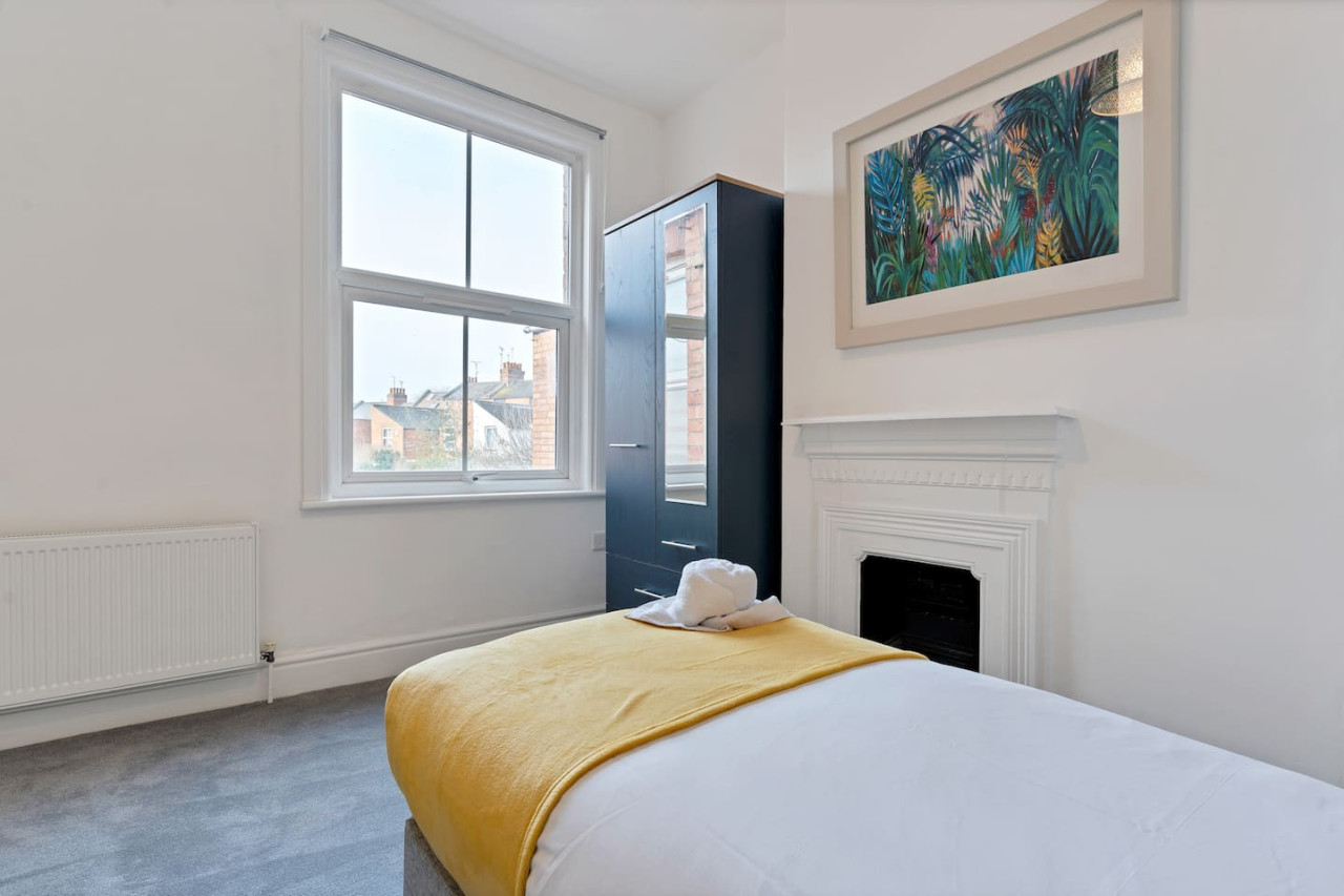 Large 5 Bedroom House - City Centre - Free Parking in 105 Lea Road - Property image 19 - VivreStays