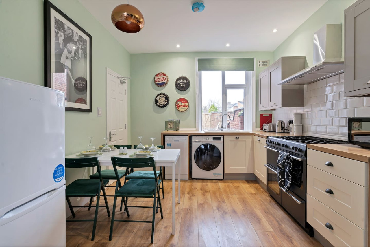 Large 5 Bedroom House - City Centre - Free Parking in 105 Lea Road - Property image 5 - VivreStays