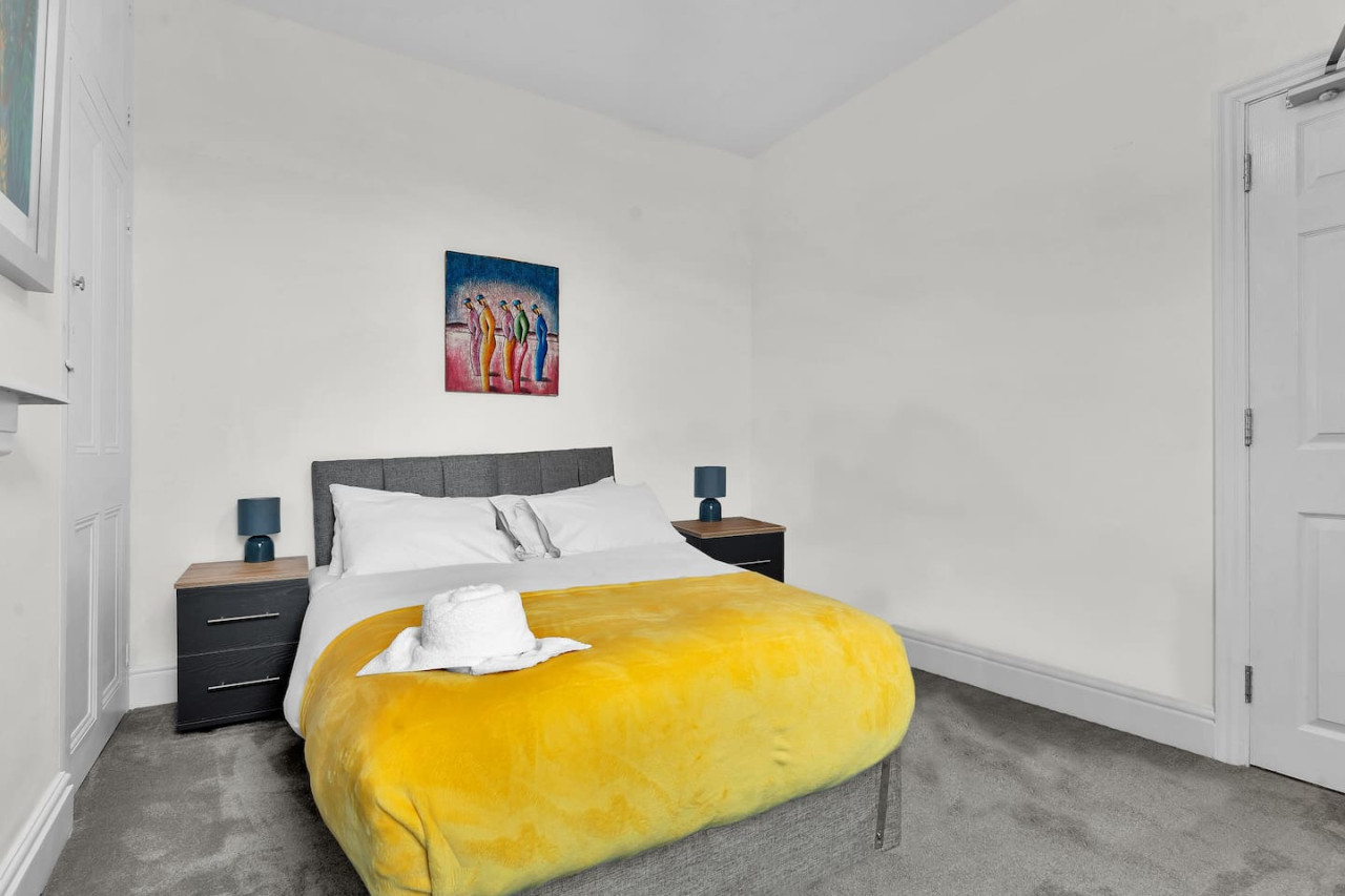 Large 5 Bedroom House - City Centre - Free Parking in 105 Lea Road - Property image 17 - VivreStays