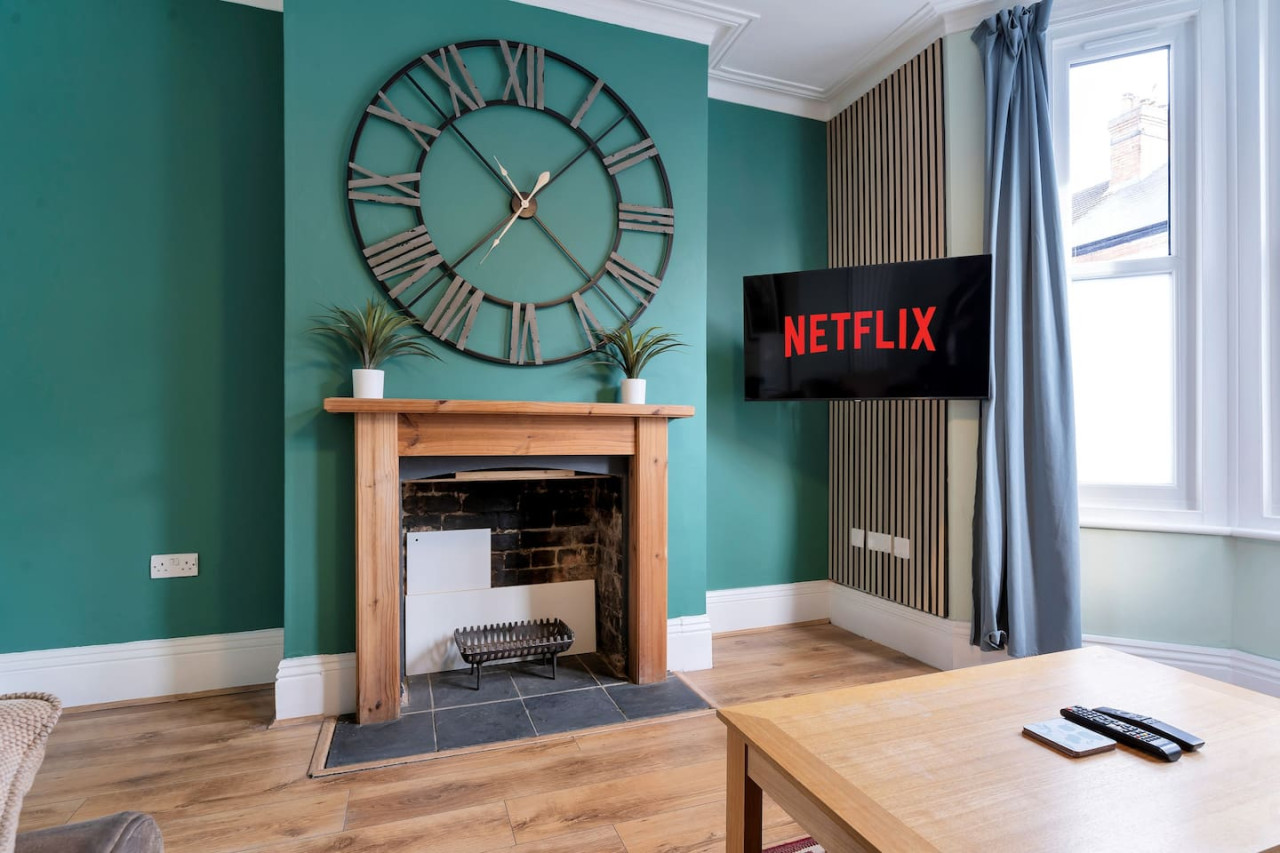 Large 5 Bedroom House - City Centre - Free Parking in 105 Lea Road - Property image 3 - VivreStays