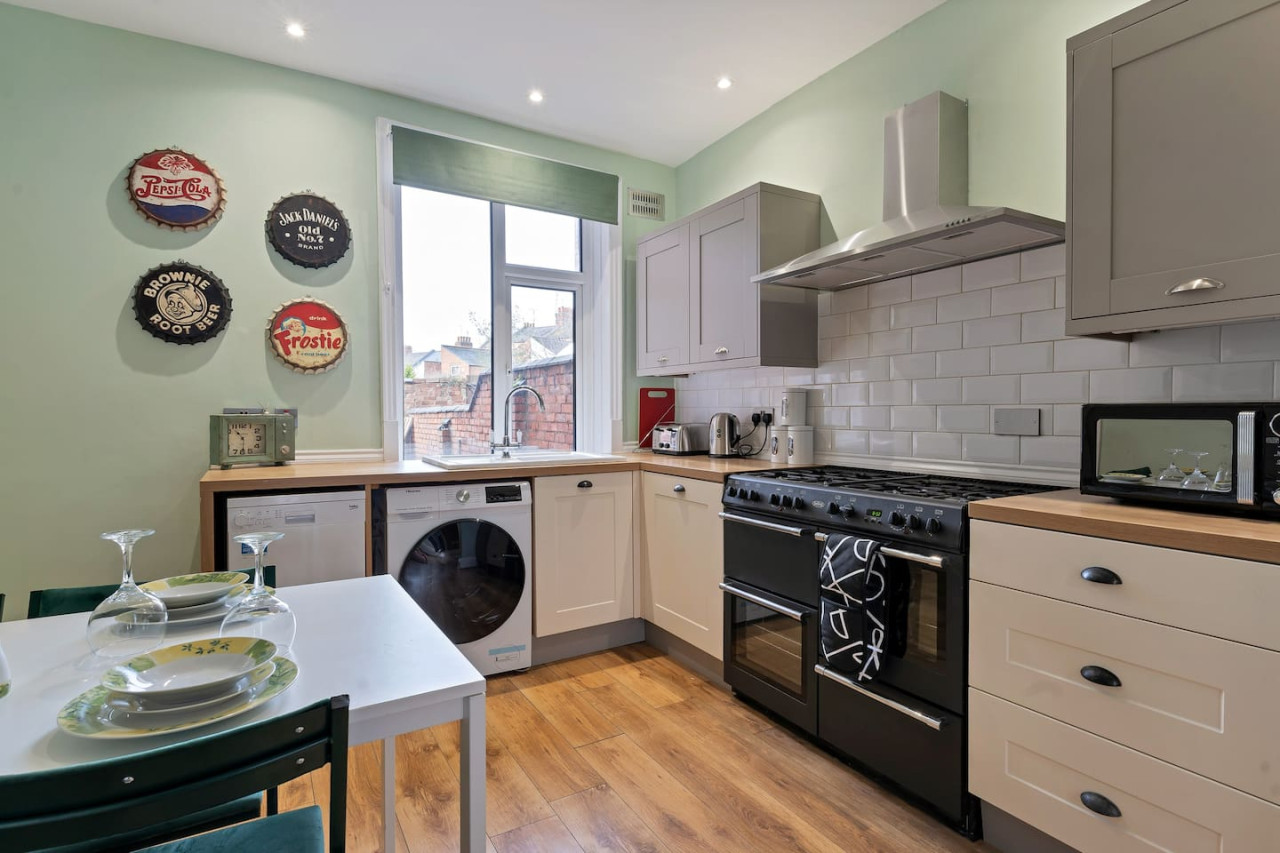 Large 5 Bedroom House - City Centre - Free Parking in 105 Lea Road - Property image 6 - VivreStays