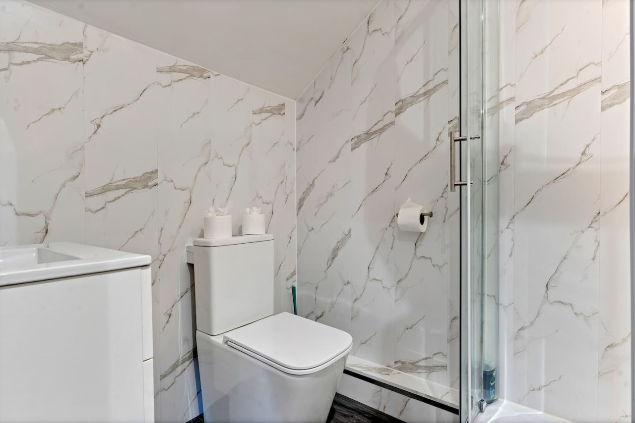 Large 5 Bedroom House - City Centre - Free Parking in 105 Lea Road - Property image 13 - VivreStays