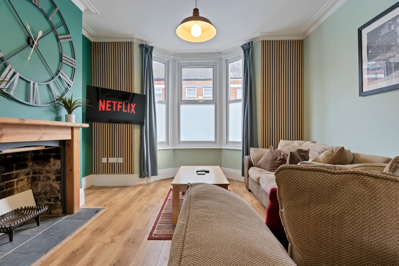 Large 5 Bedroom House - City Centre - Free Parking in 105 Lea Road - Property image 2 - VivreStays