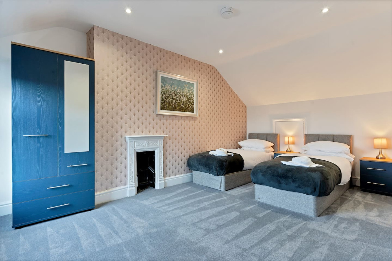Large 5 Bedroom House - City Centre - Free Parking in 105 Lea Road - Property image 8 - VivreStays
