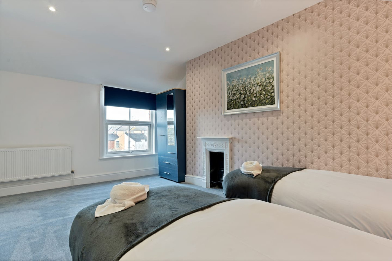 Large 5 Bedroom House - City Centre - Free Parking in 105 Lea Road - Property image 9 - VivreStays