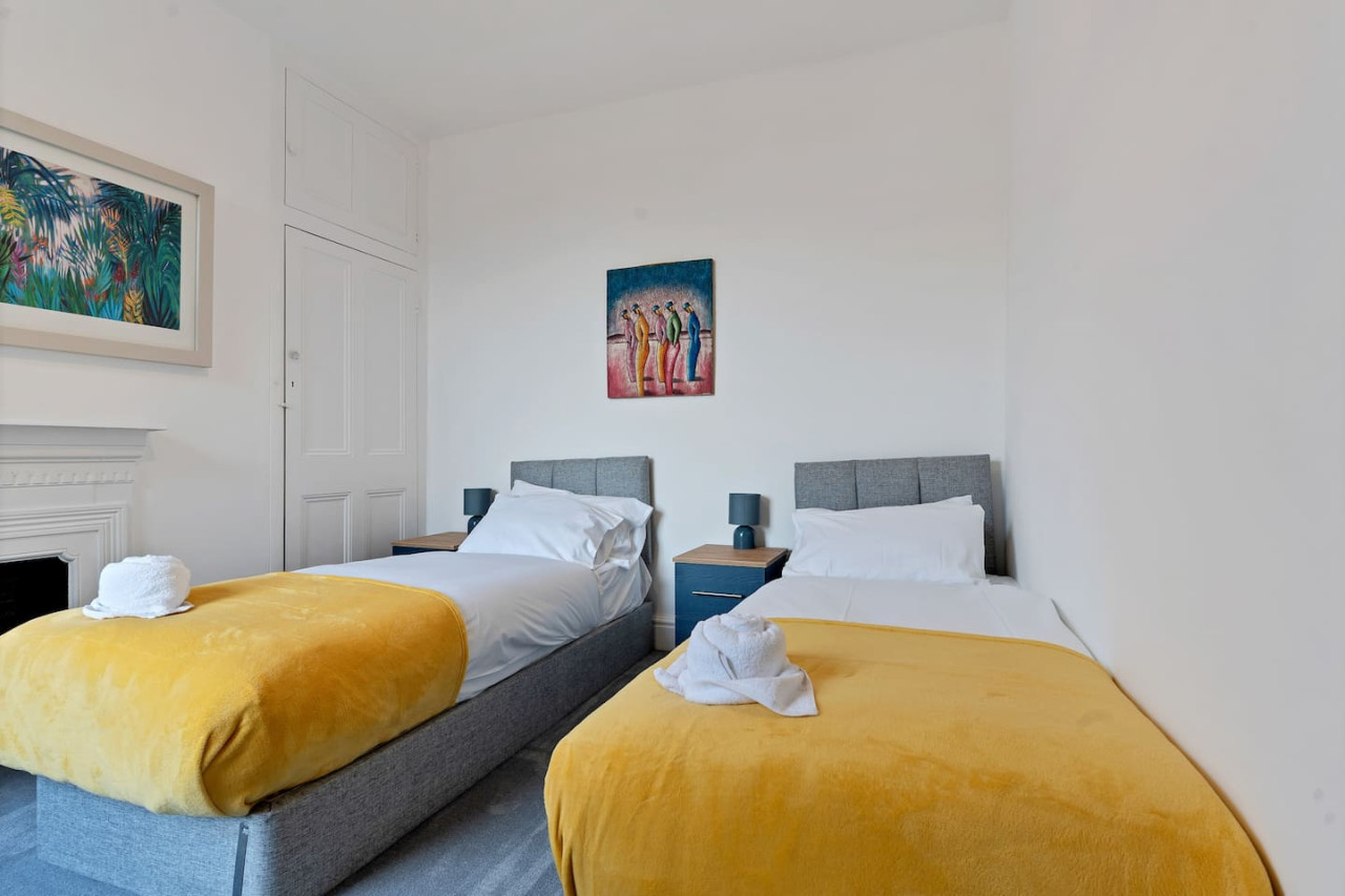 Large 5 Bedroom House - City Centre - Free Parking in 105 Lea Road - Property image 18 - VivreStays
