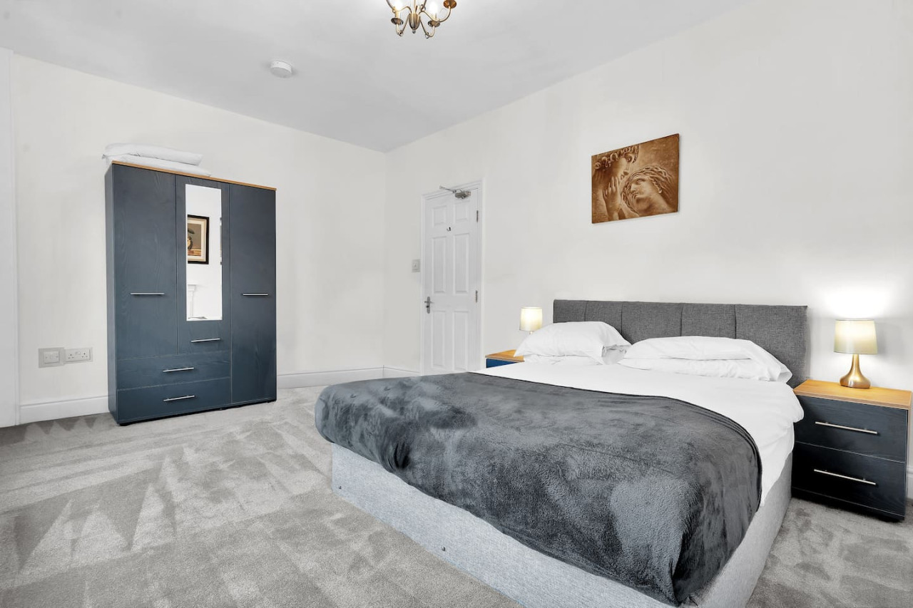 Large 5 Bedroom House - City Centre - Free Parking in 105 Lea Road - Property image 16 - VivreStays