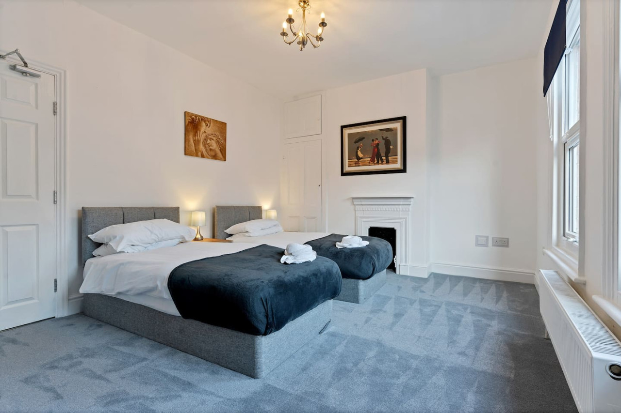 Large 5 Bedroom House - City Centre - Free Parking in 105 Lea Road - Property image 15 - VivreStays