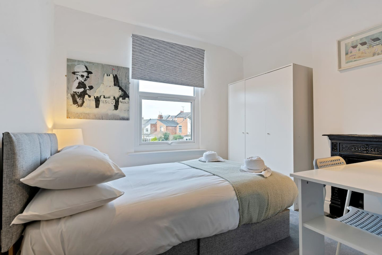 Large 5 Bedroom House - City Centre - Free Parking in 105 Lea Road - Property image 24 - VivreStays
