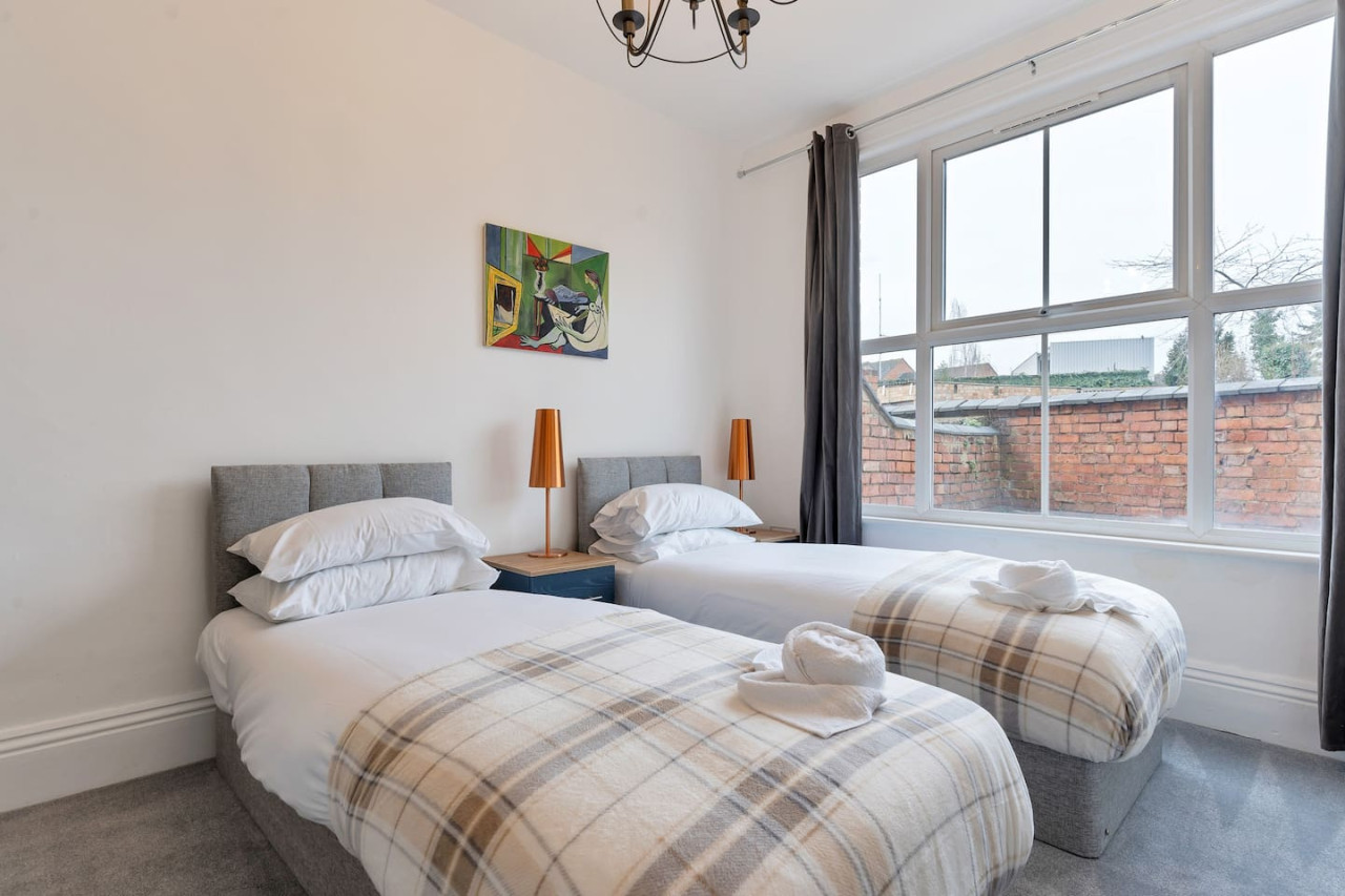 Large 5 Bedroom House - City Centre - Free Parking in 105 Lea Road - Property image 20 - VivreStays