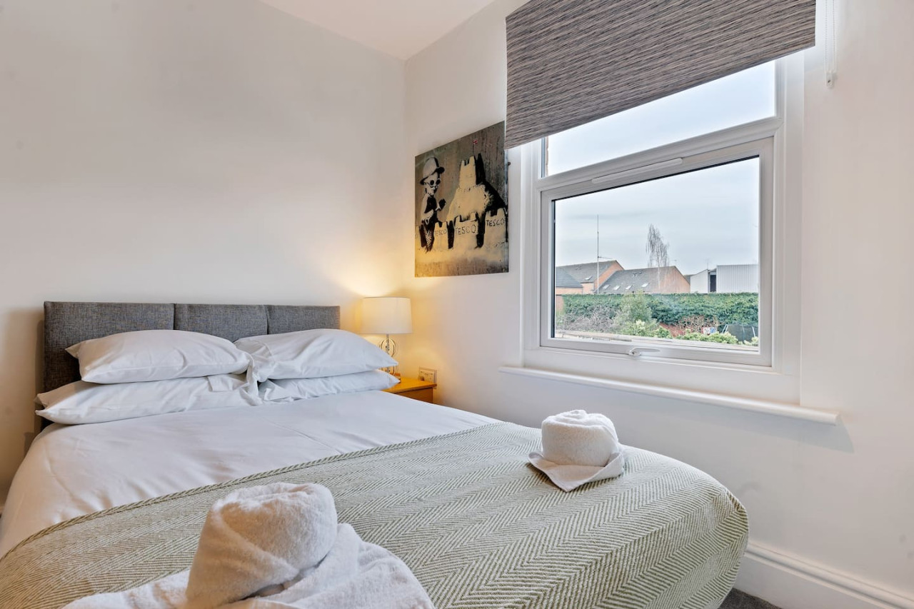 Large 5 Bedroom House - City Centre - Free Parking in 105 Lea Road - Property image 23 - VivreStays