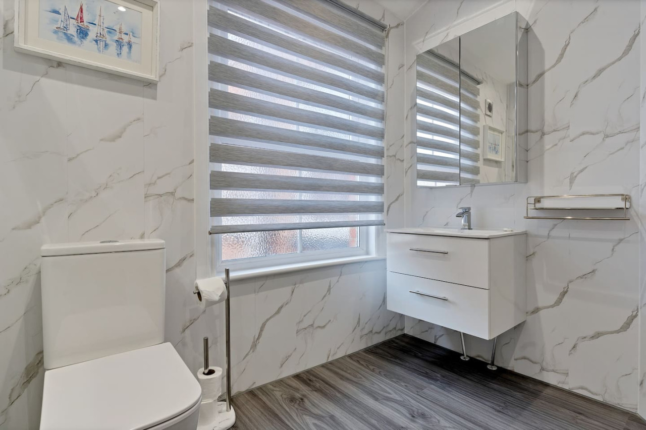 Large 5 Bedroom House - City Centre - Free Parking in 105 Lea Road - Property image 26 - VivreStays