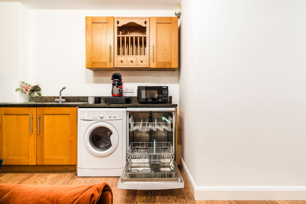 Navy Retreat - Free Parking, Fast WiFi & SmartTV in Brook House, 19 Brook Street Flat 16 - Property image 12 - VivreStays