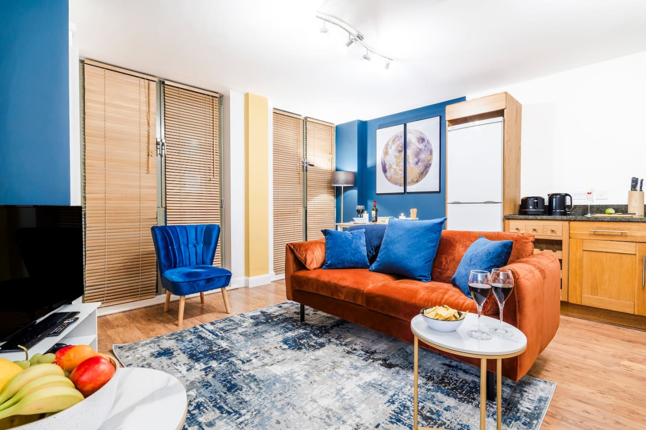 Navy Retreat - Free Parking, Fast WiFi & SmartTV in Brook House, 19 Brook Street Flat 16 - Property image 8 - VivreStays