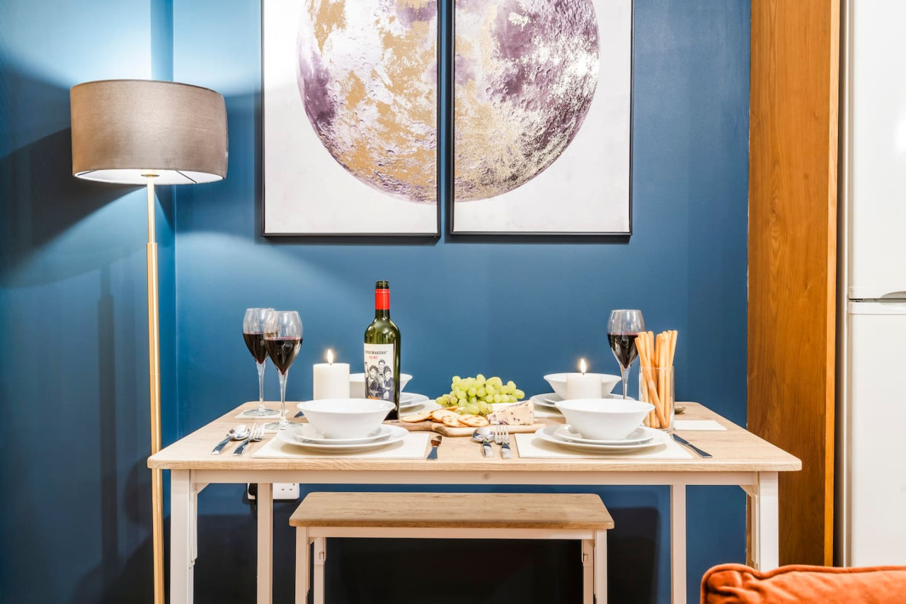 Navy Retreat - Free Parking, Fast WiFi & SmartTV in Brook House, 19 Brook Street Flat 16 - Property image 10 - VivreStays