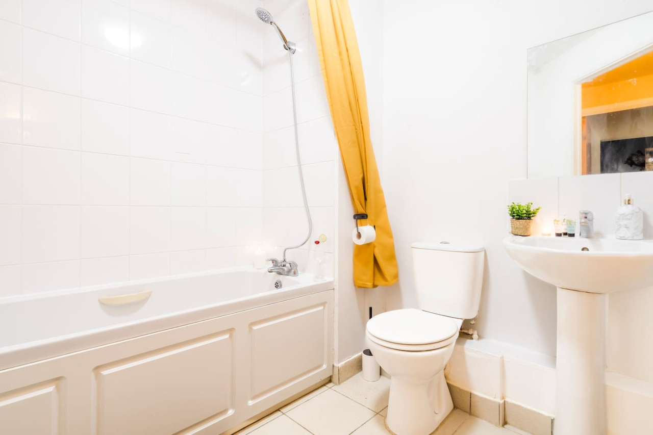 Navy Retreat - Free Parking, Fast WiFi & SmartTV in Brook House, 19 Brook Street Flat 16 - Property image 16 - VivreStays