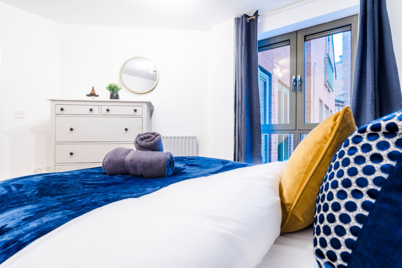 Navy Retreat - Free Parking, Fast WiFi & SmartTV in Brook House, 19 Brook Street Flat 16 - Property image 3 - VivreStays