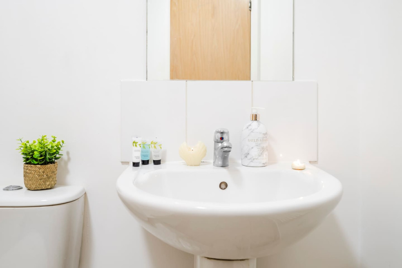 Navy Retreat - Free Parking, Fast WiFi & SmartTV in Brook House, 19 Brook Street Flat 16 - Property image 17 - VivreStays
