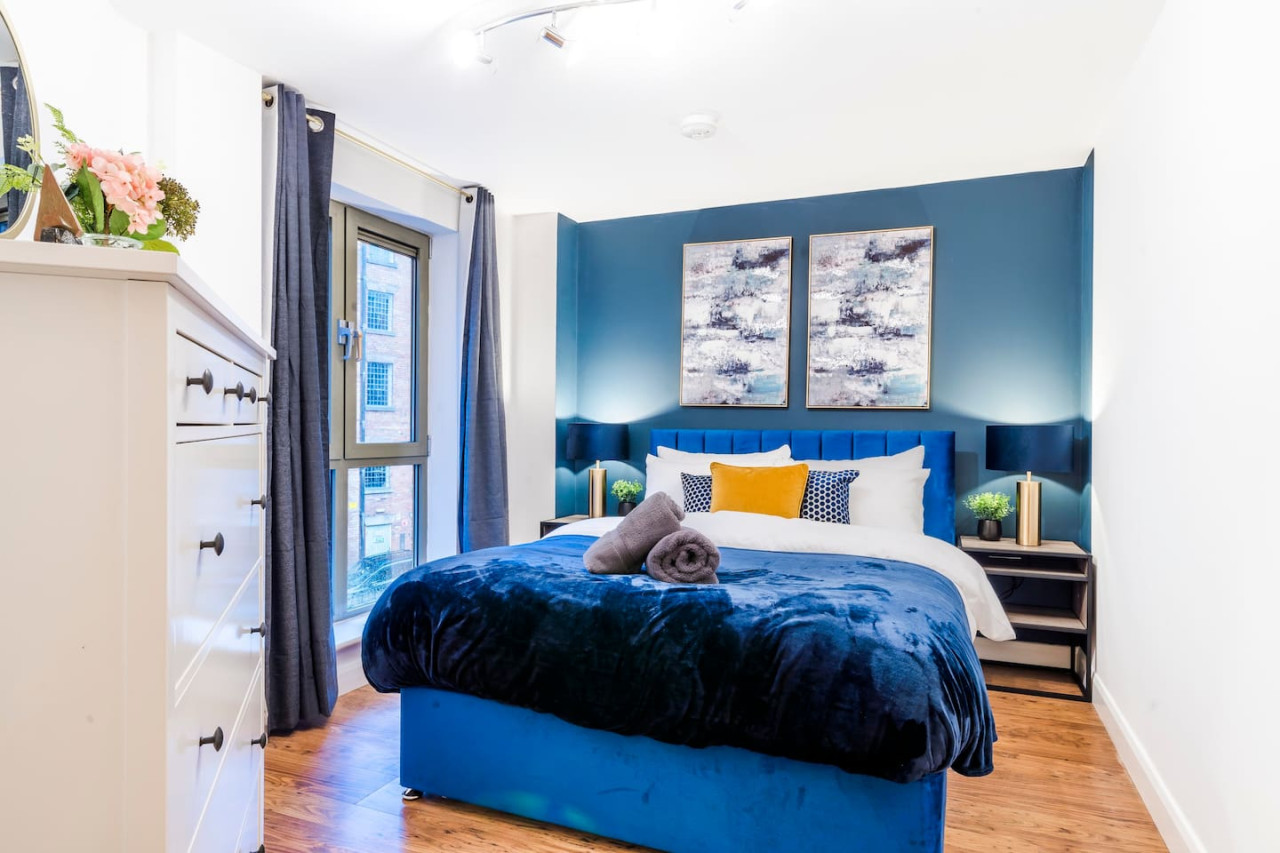Navy Retreat - Free Parking, Fast WiFi & SmartTV in Brook House, 19 Brook Street Flat 16 - Property image 2 - VivreStays