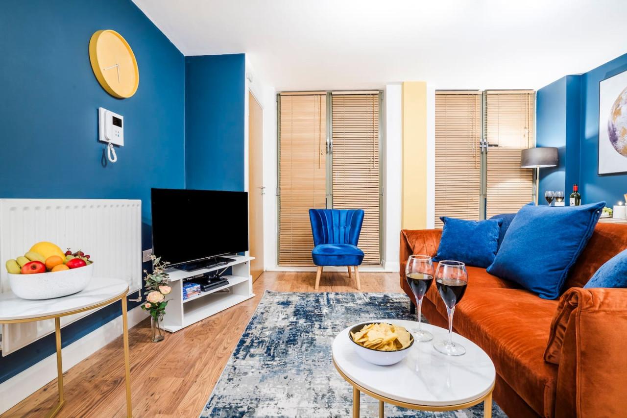 Navy Retreat - Free Parking, Fast WiFi & SmartTV in Brook House, 19 Brook Street Flat 16 - Property image 7 - VivreStays