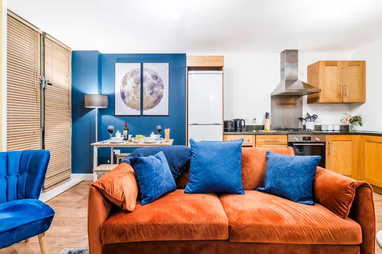 Navy Retreat - Free Parking, Fast WiFi & SmartTV in Brook House, 19 Brook Street Flat 16 - Property image 9 - VivreStays