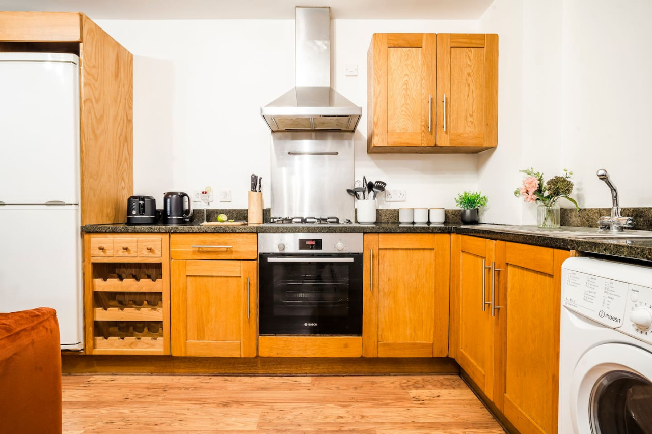 Navy Retreat - Free Parking, Fast WiFi & SmartTV in Brook House, 19 Brook Street Flat 16 - Property image 11 - VivreStays
