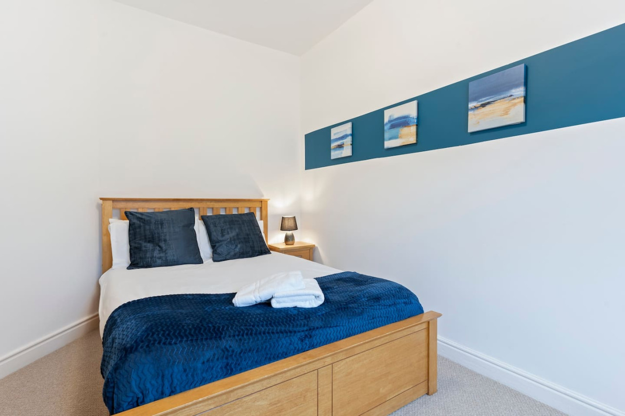 Elton House • Central Location • Sleeps 5 • Free Parking • Fast WiFi • Smart TV in 6 Elton Street - Property image 3 - VivreStays