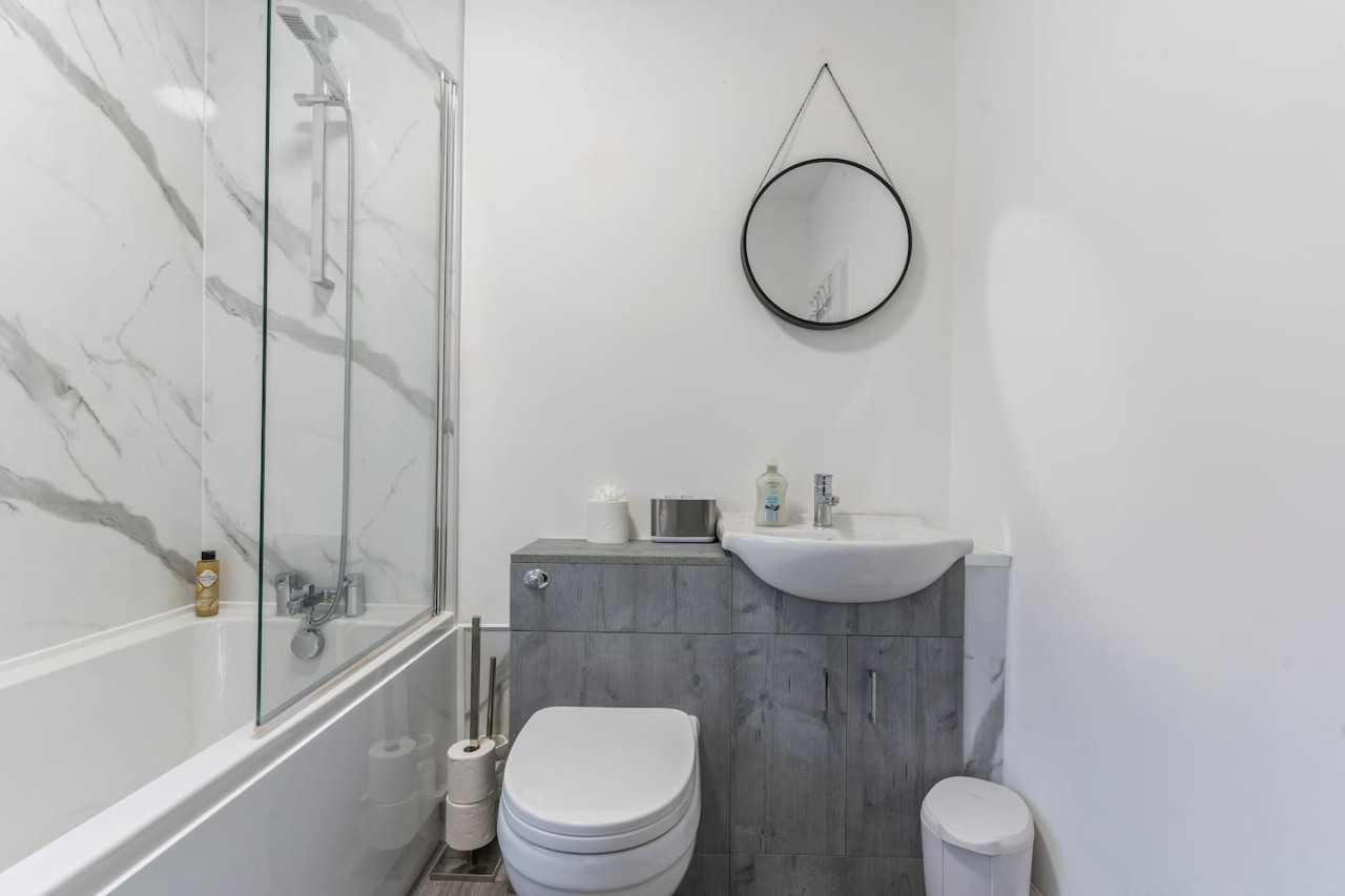 Elton House • Central Location • Sleeps 5 • Free Parking • Fast WiFi • Smart TV in 6 Elton Street - Property image 11 - VivreStays