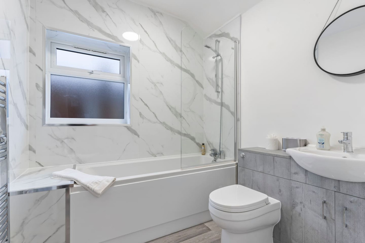 Elton House • Central Location • Sleeps 5 • Free Parking • Fast WiFi • Smart TV in 6 Elton Street - Property image 10 - VivreStays