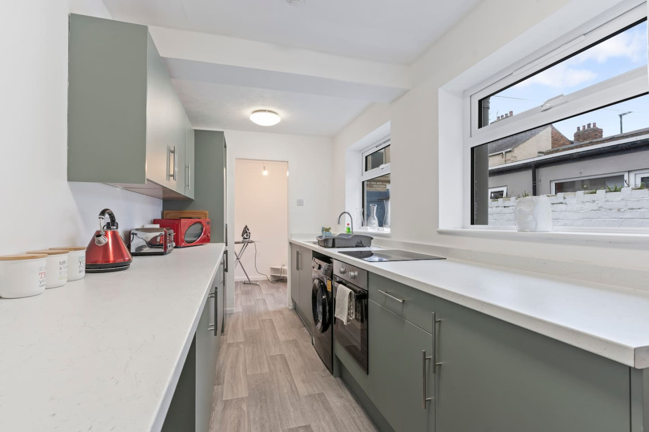 Elton House • Central Location • Sleeps 5 • Free Parking • Fast WiFi • Smart TV in 6 Elton Street - Property image 13 - VivreStays