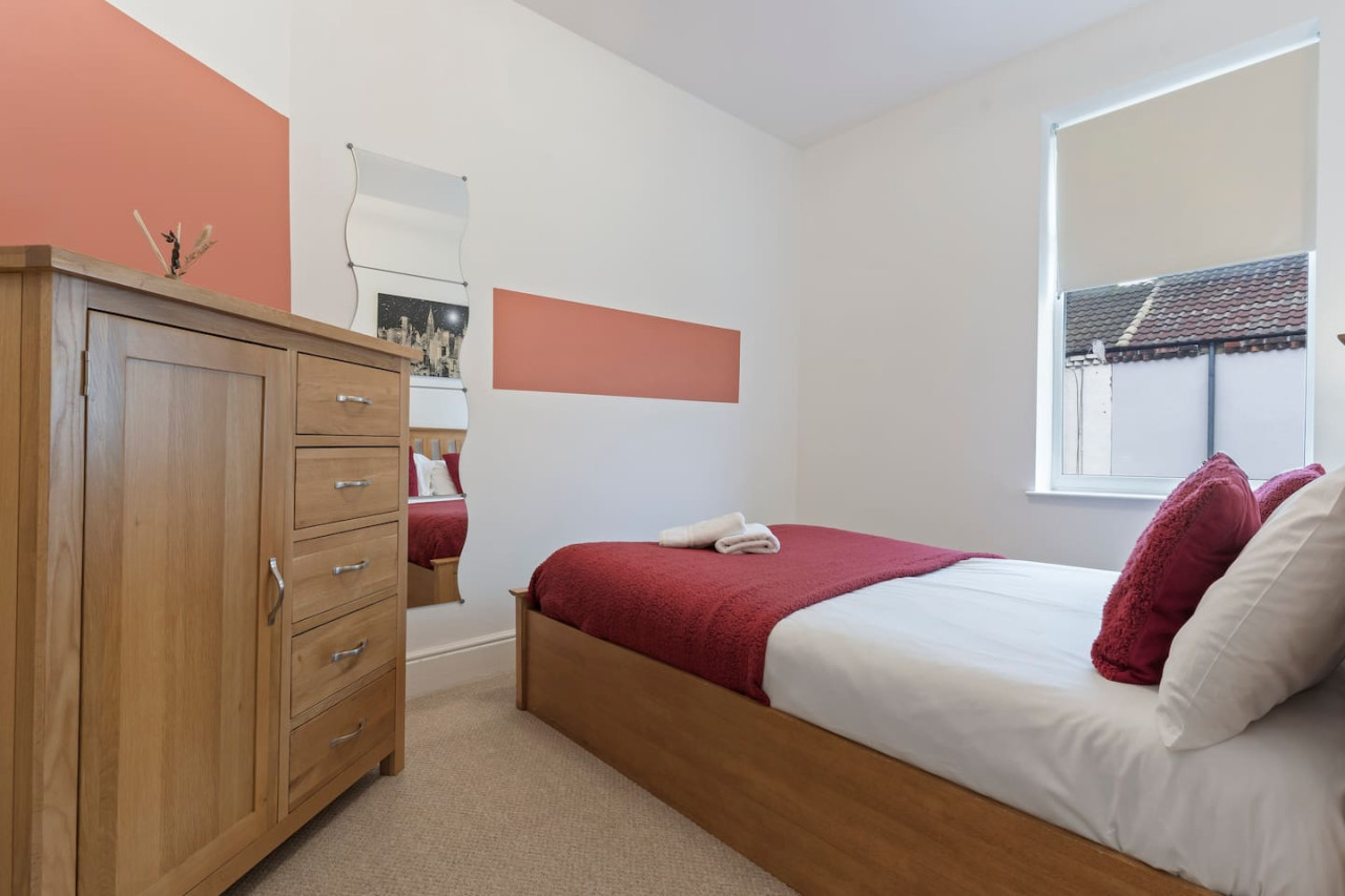 Elton House • Central Location • Sleeps 5 • Free Parking • Fast WiFi • Smart TV in 6 Elton Street - Property image 6 - VivreStays