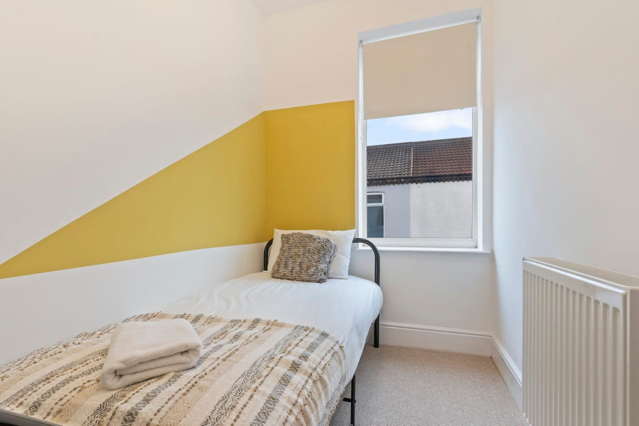 Elton House • Central Location • Sleeps 5 • Free Parking • Fast WiFi • Smart TV in 6 Elton Street - Property image 8 - VivreStays