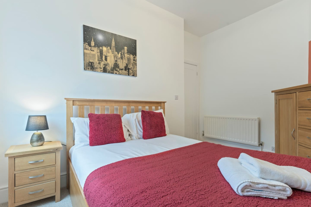 Elton House • Central Location • Sleeps 5 • Free Parking • Fast WiFi • Smart TV in 6 Elton Street - Property image 5 - VivreStays